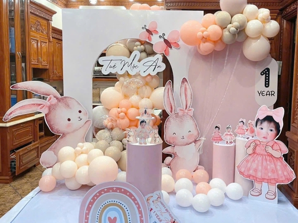 TRANG TRÍ BACKDROP BÉ GÁI TONE THỎ HỒNG DỄ THƯƠNG