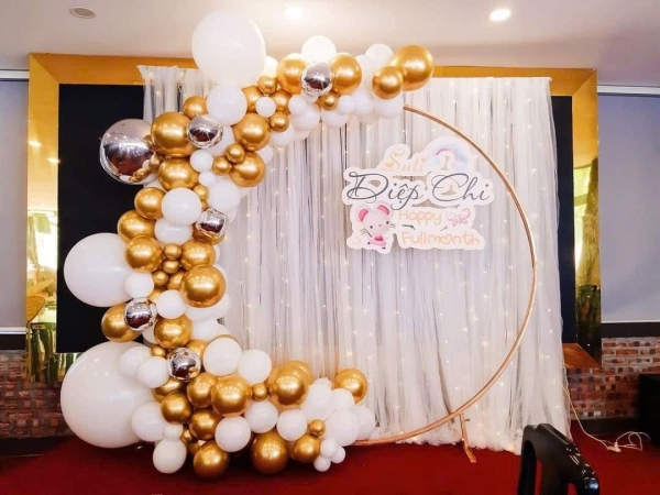 TRANG TRÍ BACKDROP TRẮNG VÀNG SANG TRỌNG – PHONG CÁCH TIỆC CAO CẤP