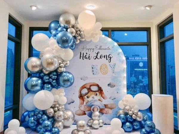 TRANG TRÍ BACKDROP SINH NHẬT BÉ TRAI TONE XANH TRẮNG KẾT HỢP XÁM BẠCH KIM THẬT MẠNH MẼ