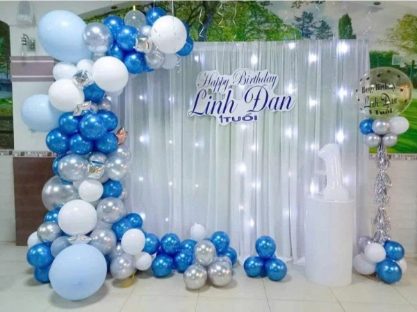 TRANG TRÍ BACKDROP XANH DƯƠNG – BÉ GÁI CÁ TÍNH, HIỆN ĐẠI