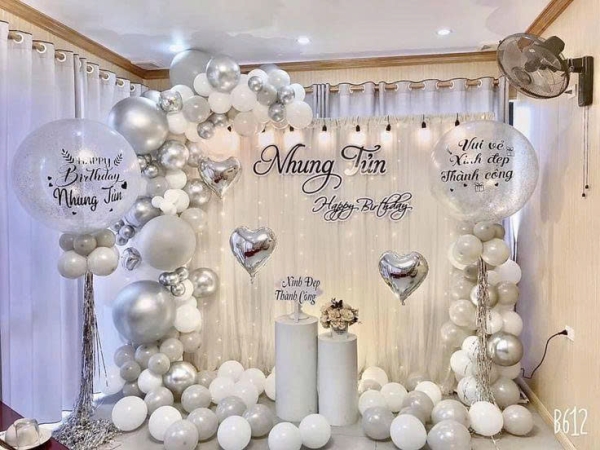 TRANG TRÍ BACKDROP TRẮNG XÁM ÁNH KIM – BÉ GÁI SANG TRỌNG, TINH TẾ