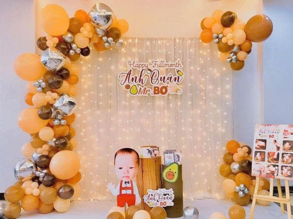 TRANG TRÍ BACKDROP SINH NHẬT BÉ TRAI ĐƠN GIẢN VỚI TONE CAM NÂU CỰC ĐÁNG YÊU