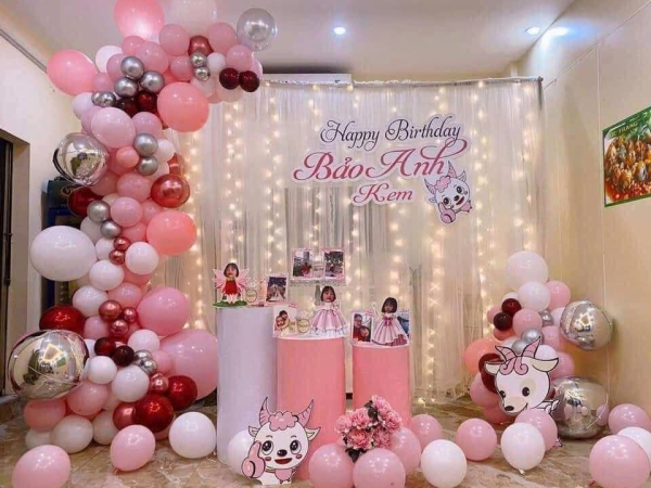 TRANG TRÍ BACKDROP BÉ GÁI TONE HỒNG ĐỎ SANG TRỌNG