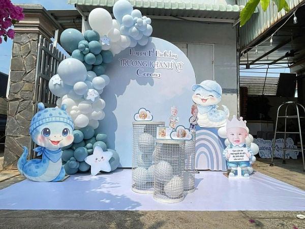 TRANG TRÍ BACKDROP TONE XANH TRẮNG CỰC ĐÁNG YÊU CHO BÉ TRAI