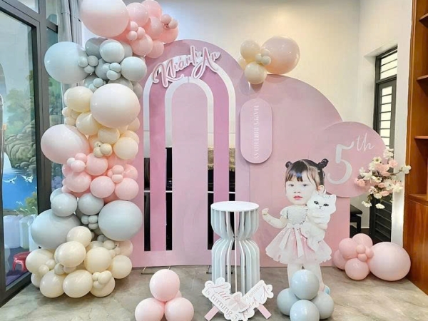 TRANG TRÍ BACKDROP BÉ GÁI TONE HỒNG PASTELL HIỆN ĐẠI &amp; TINH TẾ