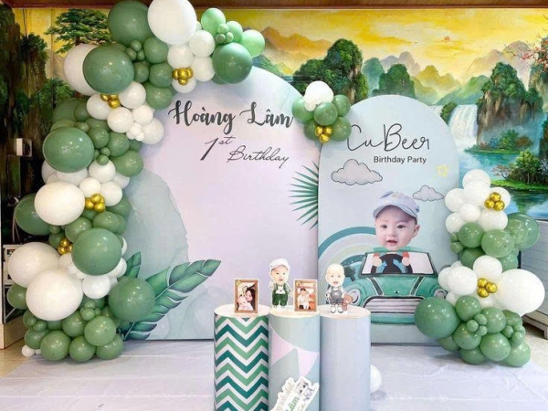 TRANG TRÍ BACKDROP BÉ TRAI TONE TRẮNG -XANH LÁ