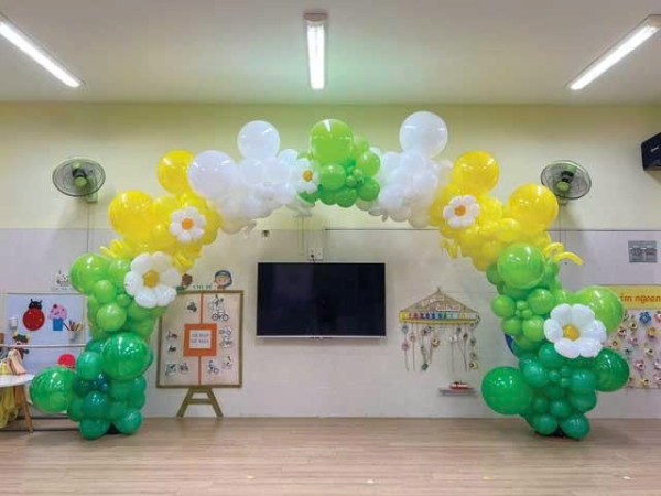 CỔNG BONG BÓNG HOA CÚC HỌA MI – KHÔNG GIAN TƯƠI MÁT CHO BÉ YÊU
