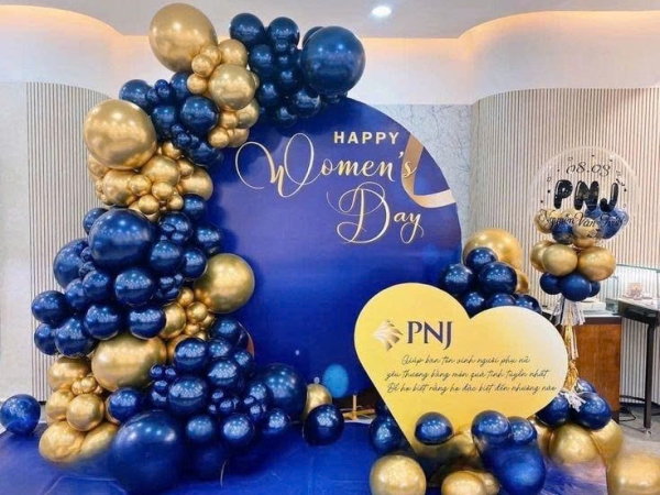 TRANG TRÍ BACKDROP SỰ KIỆN QUỐC TẾ PHỤ NỮ TONE XANH VÀNG QUÝ PHÁI