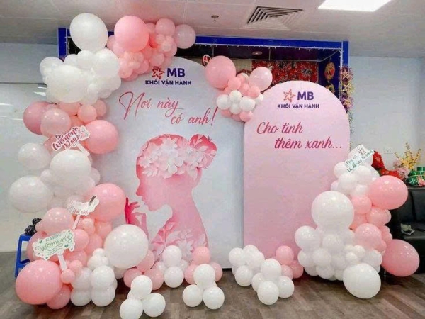 TRANG TRÍ BACKDROP SỰ KIỆN QUỐC TẾ PHỤ NỮ TONE TRẮNG HỒNG PASTEL 