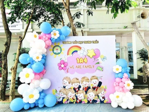 TRANG TRÍ BACKDROP SỰ KIỆN KHAI GIẢN TONE XANH HỒNG PASTEL KẾT HỢP VỚI HOA CÚC TRẮNG