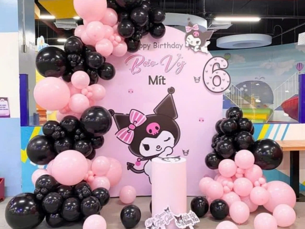 TRANG TRÍ BACKDROP BÉ GÁI TONE HỒNG ĐEN KUROMI