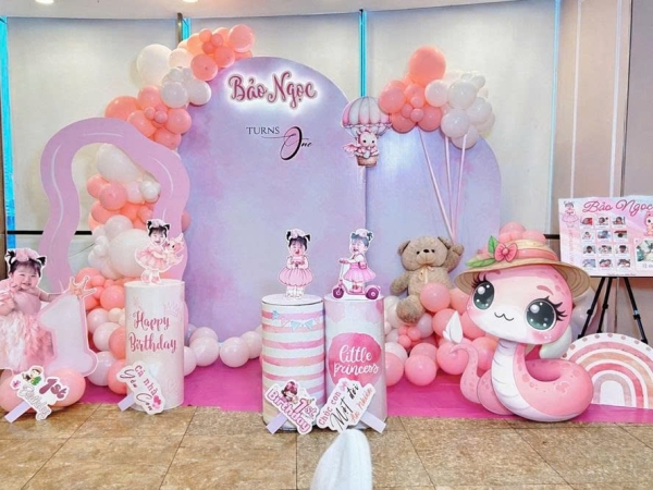 TRANG TRÍ BACKDROP BÉ GÁI TONE HỒNG TRẮNG DỄ THƯƠNG