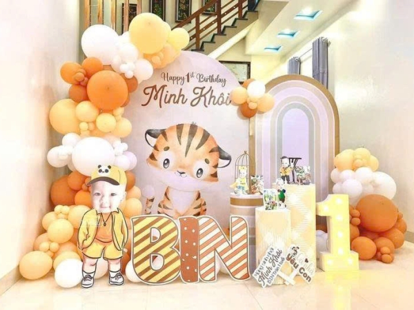 TRANG TRÍ BACKDROP SINH NHẬT BÉ TRAI TONE VÀNG CAM