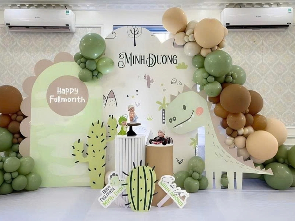 TRANG TRÍ BACKDROP BÉ TRAI TONE XANH TRẮNG KHỦNG LONG