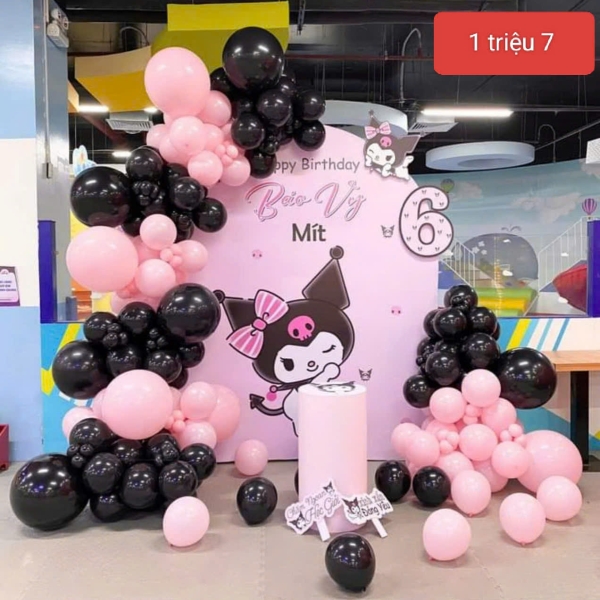 TRANG TRÍ BACKDROP BÉ GÁI TONE HỒNG ĐEN KUROMI