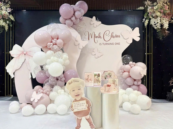 TRANG TRÍ BACKDROP BÉ GÁI TONE TRẮNG HỒNG CÁNH BƯỚM