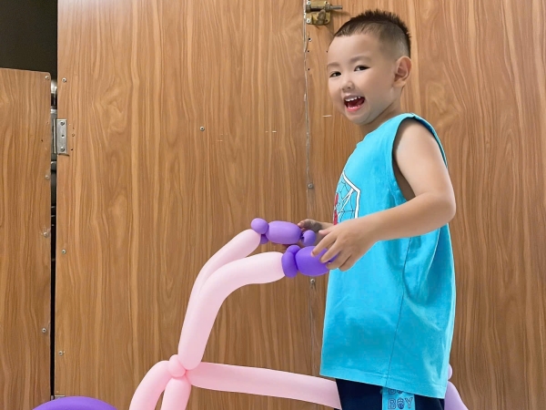 TẠO HÌNH XE ĐẠP MÀU HỒNG TÍM BẰNG BONG BÓNG