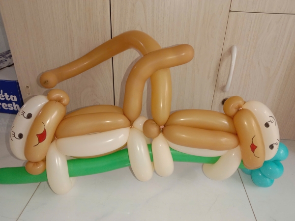 TẠO HÌNH CHÚ KHỈ ÔM CÀNH CÂY BẰNG BONG BÓNG